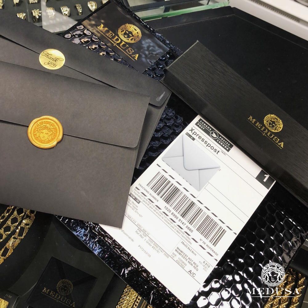 Colis avec l'emballage personnalisé Medusa
