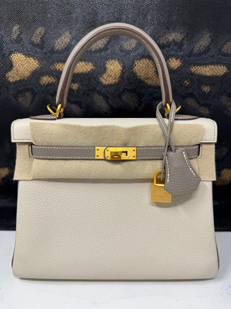 Hermès | Sacs à Main Kelly 25 Special Order Craie &amp; Gris Tourterelle Brushed Gold Hardware