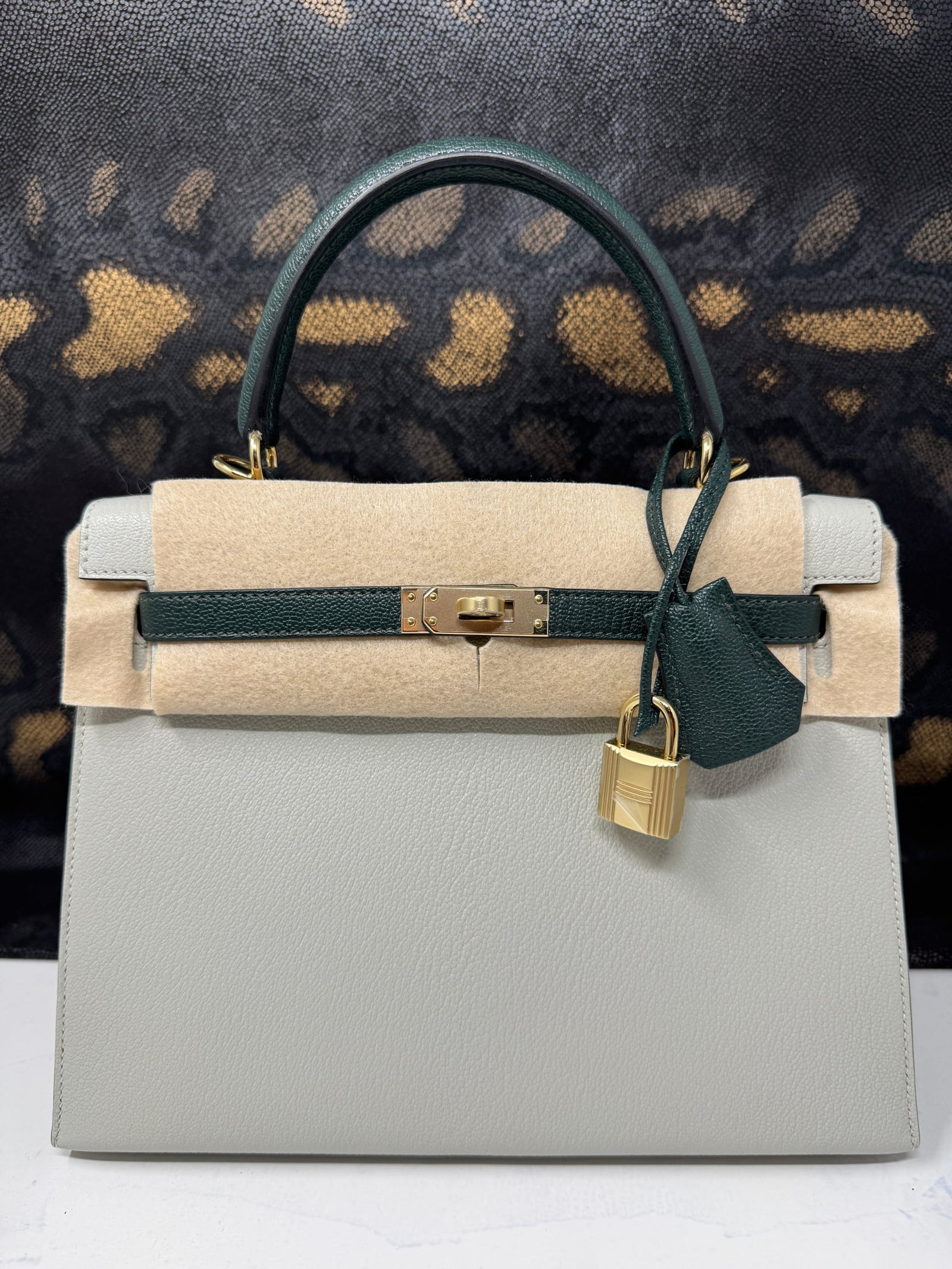 Kelly 25 Special Order Gris Perle & Vert Fonce Permabrass Hardware