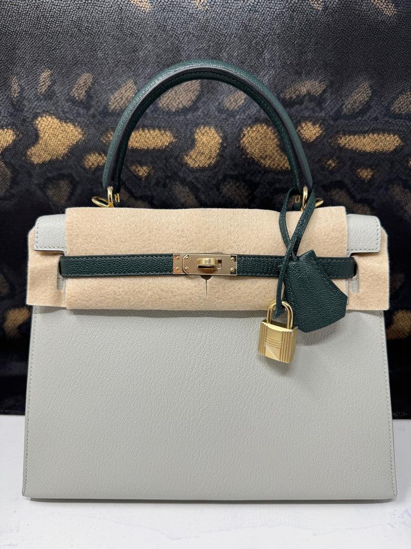 Hermès | Sacs à Main Kelly 25 Special Order Gris Perle &amp; Vert Fonce Permabrass Hardware